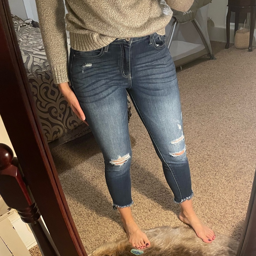 KanCan Dark Wash Midrise Skinny Flattering Whisking Denim Ankle Distressed